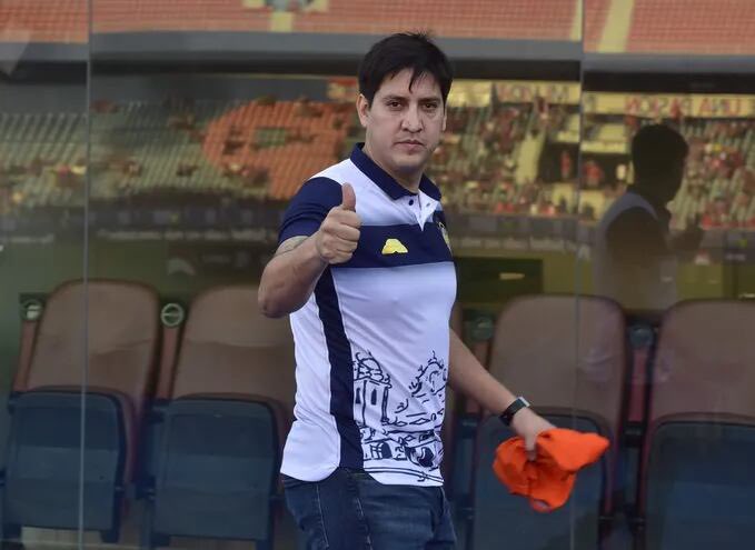 FALG1080am's tweet photo. 🔥 ¡SE CIERRA LA FECHA 4 EN LA HUERTA!

⚽️ Libertad recibe a Trinidense en su estadio.

El Gumarelo quiere volver al camino de la victoria, mientras que el Triki busca mantenerse como líder y conservar el puntaje perfecto.

🎙️ Relata: @DieRubin 
🎙️ Comenta: @ricardof73 
🎧 Cronista: @GermanTillner 
📻 Mesa informativa: @Insfranglz 

#AM1080 📻