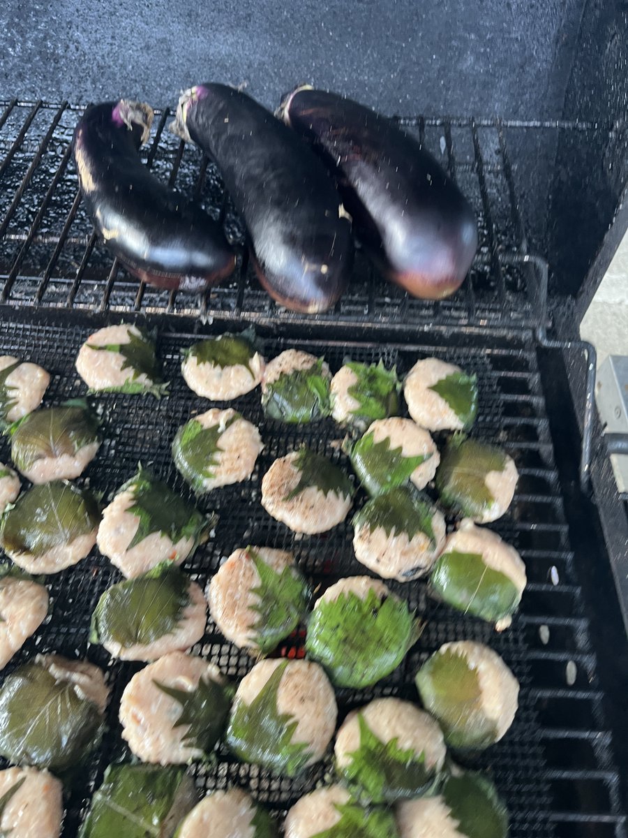 SeikeTerrasse's tweet photo. 野村高校吹奏楽部の生徒保護者の会
ミンチの大葉包み焼き
ミンチの大葉包み焼き
 鶏むね肉の酒かす・麦みそ漬け
 鶏ささみの柚子胡椒風味
 豚ロースステーキ

手間をかけた料理を囲んで、ゆっくり語らう時間。
これが せいけテラスの楽しみです😊
#せいけテラス #SEIKETERRASSE #BBQ #炭火料理 https://t.co/5JKSQs6k1d