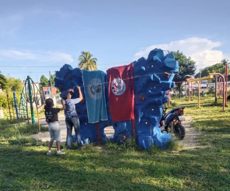 GHNordelo5's tweet photo. Trabajo Voluntario en el Parque "Santa Amalia", Zona #93 de los #CDRCuba en el Consejo Popular Poey,  en saludo al Centenario del Natalicio del Comandante en Jefe Fidel Castro Ruz. #Cuba #100AñosConFidel 
#CDRCuba #MiBarrioPorLaPatria https://t.co/qtfT0q9jKR