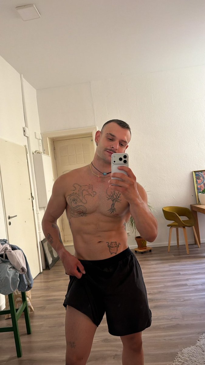 ItsRenyb's tweet photo. Nothing to see here… right? 😏 https://t.co/6RHrpBXgvs