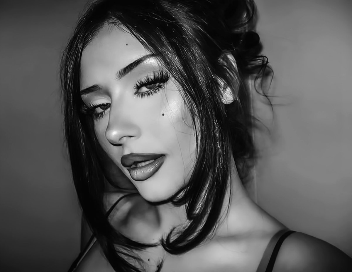 medzsua's tweet photo. ㅤㅤㅤㅤ♟️ㅤ:  يدتك   ──  Black flowers ocean eyes  '  Delicate face’s https://t.co/Zk9vG5verh