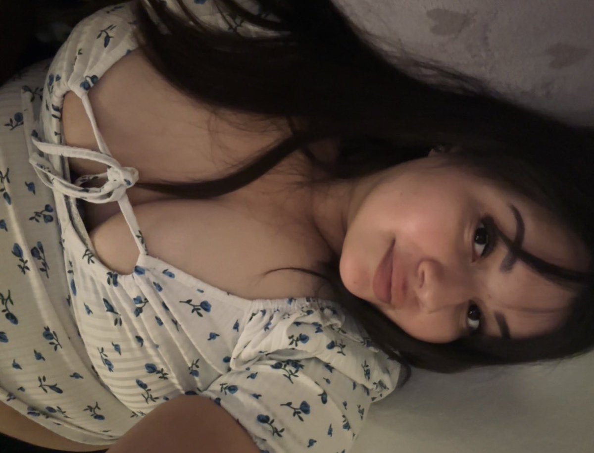 Missesmimis's tweet photo. Also face reveal, the strings are holding on for dear life 😩 #latina #bbw #busty #inlandempire #sangabrielvalley https://t.co/TnYuCUBCAl