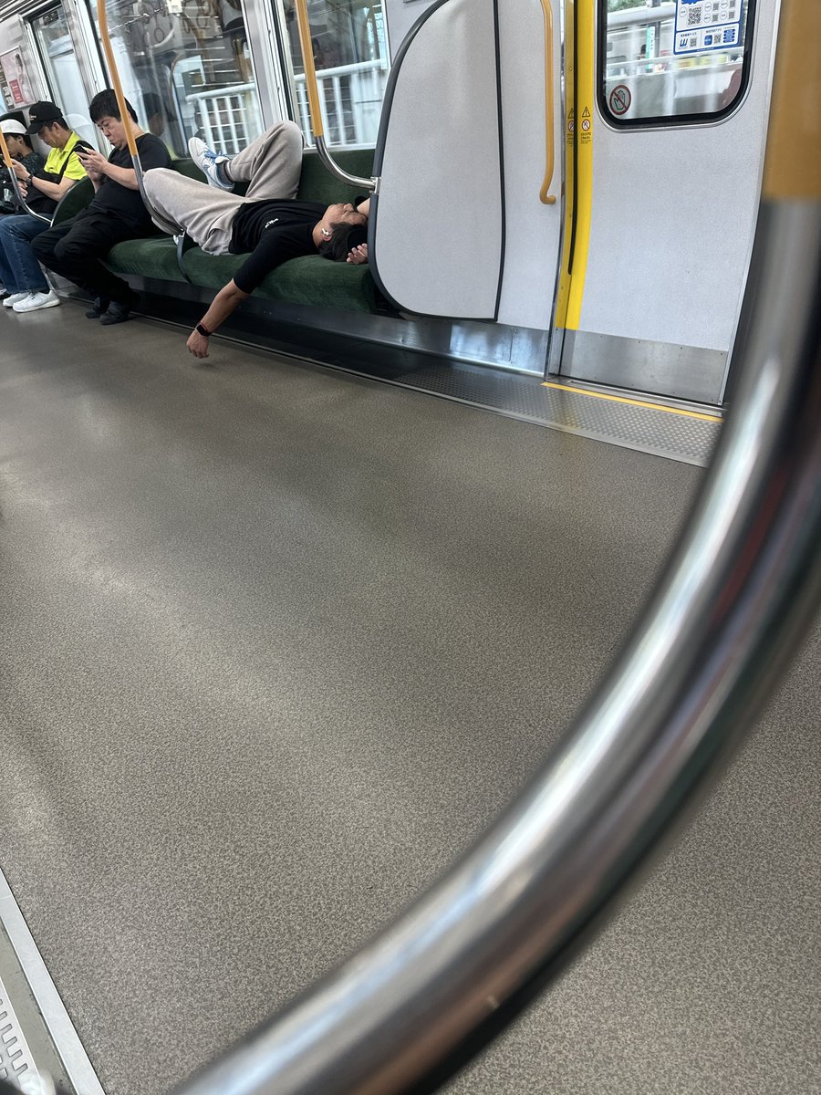 ryota65536's tweet photo. @unyuchan_2410 そんなんしてたら電車の中でこれなってまう https://t.co/Za0oshScIZ