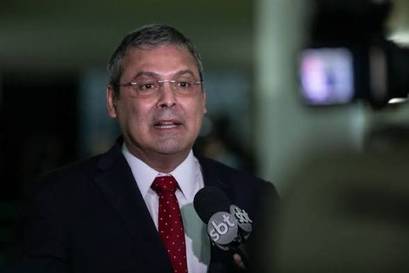 denise_mury's tweet photo. Pensa na roubada que o Lindbergh  entrou só porque quis soltar mentira sobre o Alfredo Gaspar.
O comerciante já mandou pro judiciário as provas: a tal Marcela usou a conta dele e recebeu R$ 16 mil de assessores do petista pra inventar a história de abuso.
Agora a armação tá caindo no colo dele.

Mentira tem perna curta. 
E conta bancária tem extrato.  
Você acha que Lindbergh vai pagar caro?

1-Sim 2-Não
