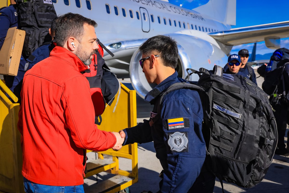 elespectador's tweet photo. Un equipo de 60 rescatistas, dos caninos y personal médico viaja a esta hora desde el Aeropuerto de Catam, rumbo a Cali. Este grupo apoyará las labores de búsqueda de personas atrapadas en escombros o estructuras colapsadas. https://t.co/Y6aamcwlyB