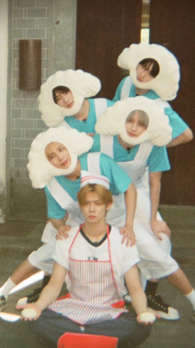 eongmong's tweet photo. Yeonjuns four beagles turned into his four dumplings https://t.co/AVihPfEavg