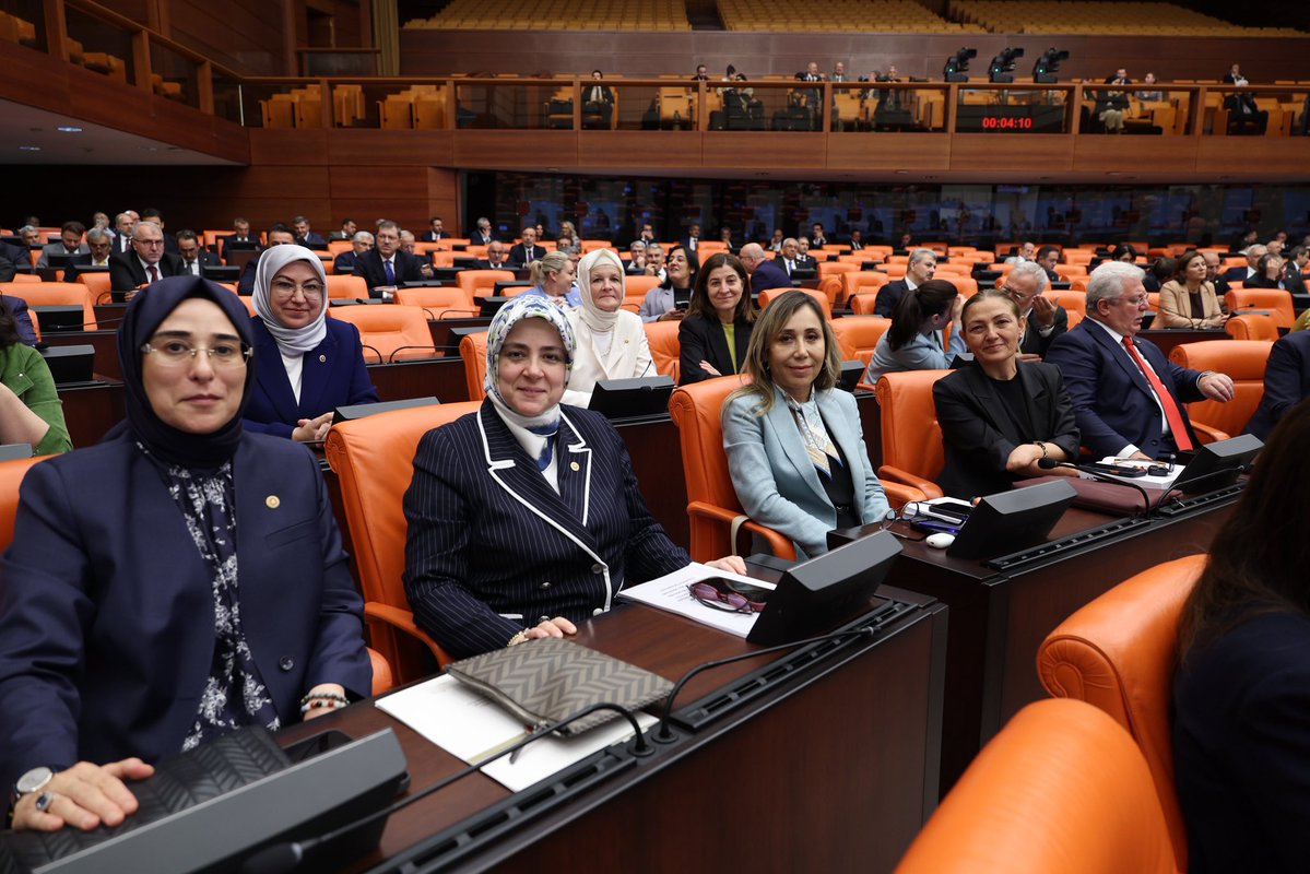 tugbaisikercan's tweet photo. 📍TBMM Genel Kurulu | 10. 08. 2026

Gazi Meclisimizin Genel Kurulu’nda kabul edilerek yasalaşan Terörsüz Türkiye Kanunu için oyumuzu kulandık. İçişleri Komisyonu’ndan Genel Kurul aşamasına kadar büyük bir titizlikle olgunlaştırılan bu düzenleme, milli güvenliğimizin en sağlam teminatlarından biridir. 🇹🇷

Sayın Cumhurbaşkanımız @RTErdogan'ın liderliğinde ve Sn. @dbdevletbahceli’nin destekleriyle ortaya konan bu güçlü irade; terörün tamamen bittiği, huzurun ve güvenliğin her karış vatan toprağında egemen olduğu yeni bir dönemin teminatıdır.

Hiçbir şehidimizin aziz hatırasını muazzep etmeden, kederli ailelerimizin ve kahraman gazilerimizin başını öne eğdirmeden bu coğrafyayı terörden tamamen arındırmakta kararlıyız. 

Geleceğimize bıraktığımız bu tarihi adım ülkemize hayırlı olsun.