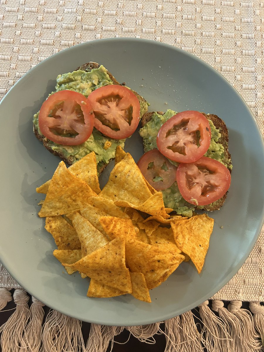 snorlaxwrites's tweet photo. pretty normal lunch 345 cals and feeling good 😊 (excuse my dirty plate 😔) https://t.co/d4ptjXV9ER