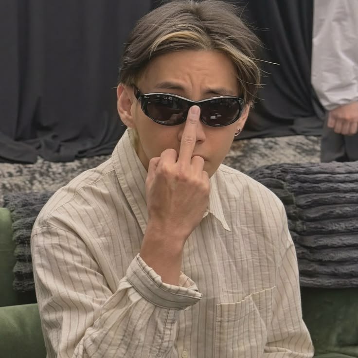 dreamerglowtk's tweet photo. —CEO's nephew | AU KOOKV

Donde TH lucha por destacar en Daon Entertainment mientras JK, el consentido del CEO, conquista la industria sin esfuerzo. https://t.co/DoFN1YArhw