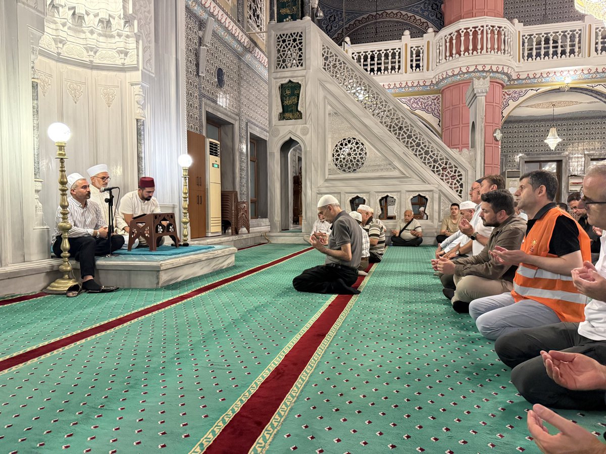AKBahcelievler's tweet photo. Kuruluşumuzun 25. yıl dönümü münasebetiyle; İlçe Başkanımız Sn. @MimEmrahParlak Belediye Başkanımız Sn. @DrHakanBahadir teşkilat mensuplarımız ve komşularımızın katılımlarıyla "Kuruluş Yıl Dönümü Mevlit Programı"mızı idrak ettik.

​Programımızda öncelikle; ülkemiz, milletimiz ve mukaddesatımız uğruna canlarını feda eden aziz şehitlerimizi, ardından AK Parti teşkilatımızın emektarlarından ahirete irtihal etmiş olan kıymetli dava arkadaşlarımızı rahmet, minnet ve dualarla yad ettik.
​Programımıza katılım sağlayan tüm teşkilat mensuplarımıza ve kıymetli komşularımıza gönülden teşekkür ederiz.

​Birlik ve beraberliğimiz daim, dualarımız kabul olsun inşallah.🇹🇷

@Akparti @akpartiistanbul
@abdullahozdemir