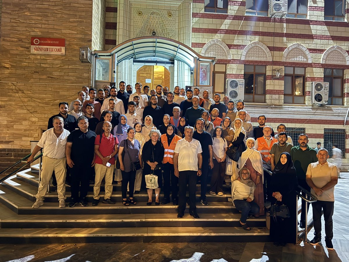 AKBahcelievler's tweet photo. Kuruluşumuzun 25. yıl dönümü münasebetiyle; İlçe Başkanımız Sn. @MimEmrahParlak Belediye Başkanımız Sn. @DrHakanBahadir teşkilat mensuplarımız ve komşularımızın katılımlarıyla "Kuruluş Yıl Dönümü Mevlit Programı"mızı idrak ettik.

​Programımızda öncelikle; ülkemiz, milletimiz ve mukaddesatımız uğruna canlarını feda eden aziz şehitlerimizi, ardından AK Parti teşkilatımızın emektarlarından ahirete irtihal etmiş olan kıymetli dava arkadaşlarımızı rahmet, minnet ve dualarla yad ettik.
​Programımıza katılım sağlayan tüm teşkilat mensuplarımıza ve kıymetli komşularımıza gönülden teşekkür ederiz.

​Birlik ve beraberliğimiz daim, dualarımız kabul olsun inşallah.🇹🇷

@Akparti @akpartiistanbul
@abdullahozdemir