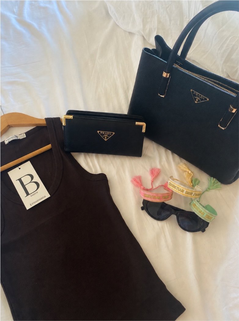 Goddess1sabella's tweet photo. Maldito pringado, me da igual q te estés quedando pobre y no tengas para comer!!, te qro REMBOLSANDO algo de mi nueva compra👠🛍️. Simplemente limítate a cumplir tu inferioridad obedeciendo a Tu Diosa, siempre seré superior a ti lerdo 🫵🏻🧎‍♂️🐶🧾
👚: 20€  👛: 97,89  👜:185€  👓: 54 https://t.co/iMKpNc88Wr