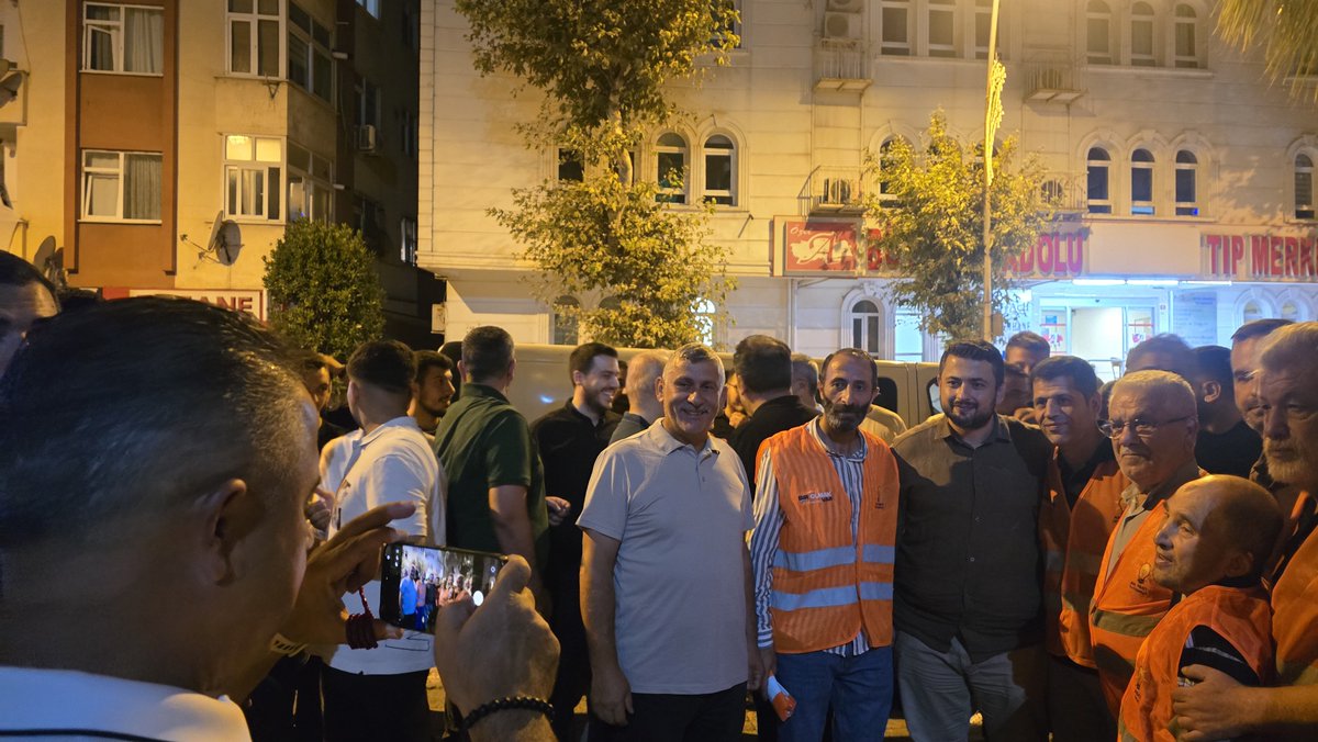 AKBahcelievler's tweet photo. Kuruluşumuzun 25. yıl dönümü münasebetiyle; İlçe Başkanımız Sn. @MimEmrahParlak Belediye Başkanımız Sn. @DrHakanBahadir teşkilat mensuplarımız ve komşularımızın katılımlarıyla "Kuruluş Yıl Dönümü Mevlit Programı"mızı idrak ettik.

​Programımızda öncelikle; ülkemiz, milletimiz ve mukaddesatımız uğruna canlarını feda eden aziz şehitlerimizi, ardından AK Parti teşkilatımızın emektarlarından ahirete irtihal etmiş olan kıymetli dava arkadaşlarımızı rahmet, minnet ve dualarla yad ettik.
​Programımıza katılım sağlayan tüm teşkilat mensuplarımıza ve kıymetli komşularımıza gönülden teşekkür ederiz.

​Birlik ve beraberliğimiz daim, dualarımız kabul olsun inşallah.🇹🇷

@Akparti @akpartiistanbul
@abdullahozdemir
