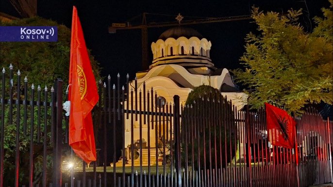 EparhijaKIM's tweet photo. На огради порте две српске православне цркве у Липљану, Ваведења Пресвете Богородице (14.век) и Св. Флора и Лавра,  два лица су вечерас поставила заставе ОВК и Албаније саопштавају медији. Притисци на СПЦ и српски народ се пкачавају уз погоршање безбедносне ситуације. https://t.co/sf7dsDrieq