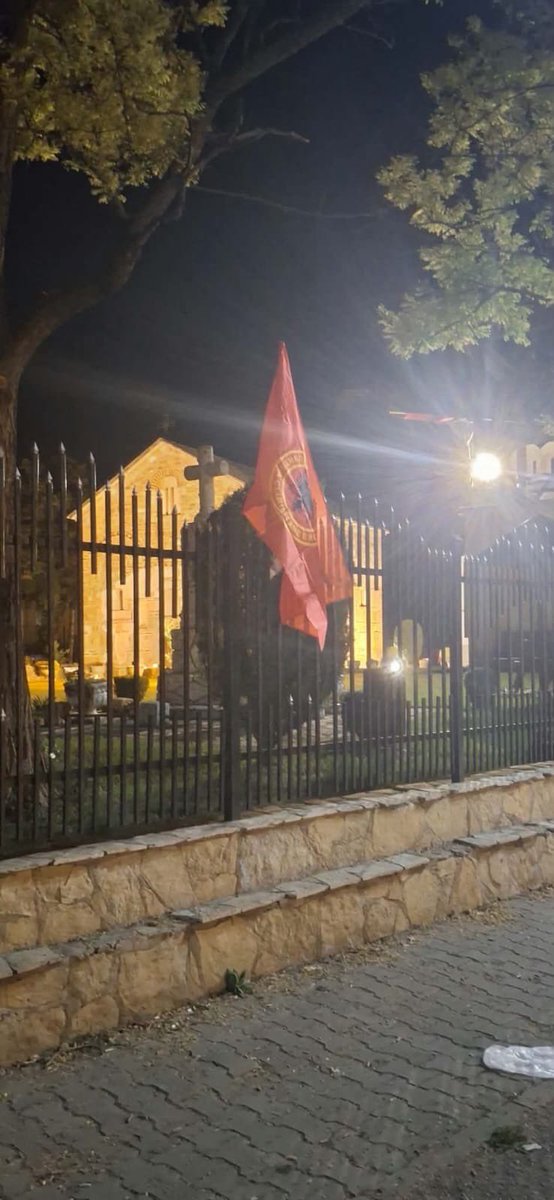 EparhijaKIM's tweet photo. На огради порте две српске православне цркве у Липљану, Ваведења Пресвете Богородице (14.век) и Св. Флора и Лавра,  два лица су вечерас поставила заставе ОВК и Албаније саопштавају медији. Притисци на СПЦ и српски народ се пкачавају уз погоршање безбедносне ситуације. https://t.co/sf7dsDrieq