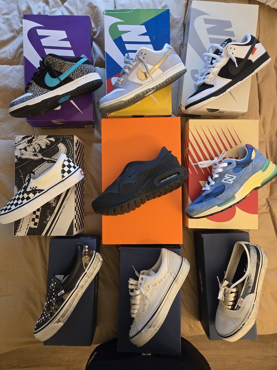 xero617's tweet photo. #kotd #yoursneakersaredope #snkrsliveheatingup #Nike @Nike @nikestore @nikesb #dunksondeck @newbalance @Vans 
Not really a Kick of the Day post, and not quite a #MailCall but these are my pick ups over the last month or so. @honeyMOmoney https://t.co/kPcqencpGA