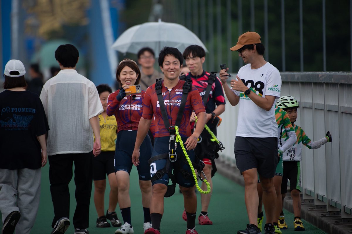 itou_yuya's tweet photo. バンジーライドで毎年絶対飛ばない宣言してたTOMIさんがいよいよ飛ぶことになって、飛んだ後のオーラが大変勇ましくて好き🤩

毎年飛びたい篠さん、今年も残念……

写真一部公開されたので、参加者の方はLINE見てみてくださいね📷
#バンジーライド2026 https://t.co/YgIuWzE9rF