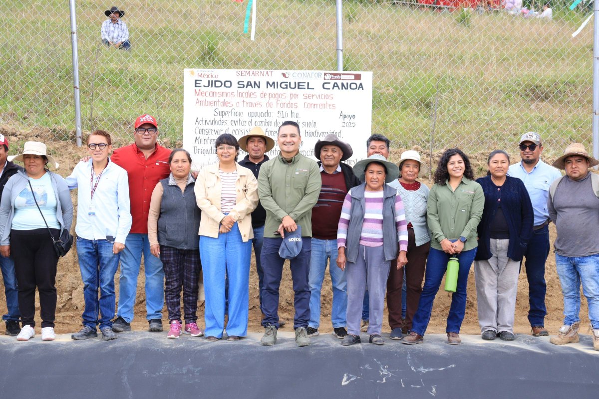 JIvanHerrera_'s tweet photo. La riqueza natural de San Miguel #Canoa se defiende en territorio. 🌳
Con mi amiga @VanSilLop, titular de @PueblaBienestar
supervisamos las ollas de agua de lluvia que instaló @AmbientePuebla con la gestión de @ConaforP para prevenir incendios y apoyar a nuestros agricultores. 🌧️
Llevamos el mensaje de la #4T que encabezan @Claudiashein, @armentapuebla_ y @pepechedrauimx : gobernar con el corazón a la izquierda. ❤️🔥
Como decía #AMLO: “Por el bien de todos, primero los pobres.” 🙌🏻
#Puebla #MedioAmbiente
#IvánHerrera