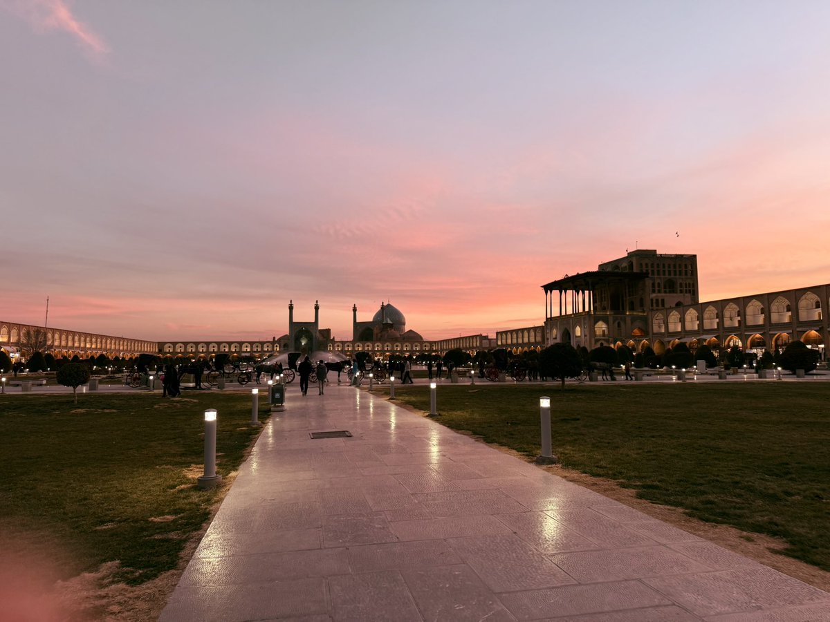 MahsaMahdinejad's tweet photo. @yazdahoom میدون در پاییز 🥹 https://t.co/NqlsuV66Td