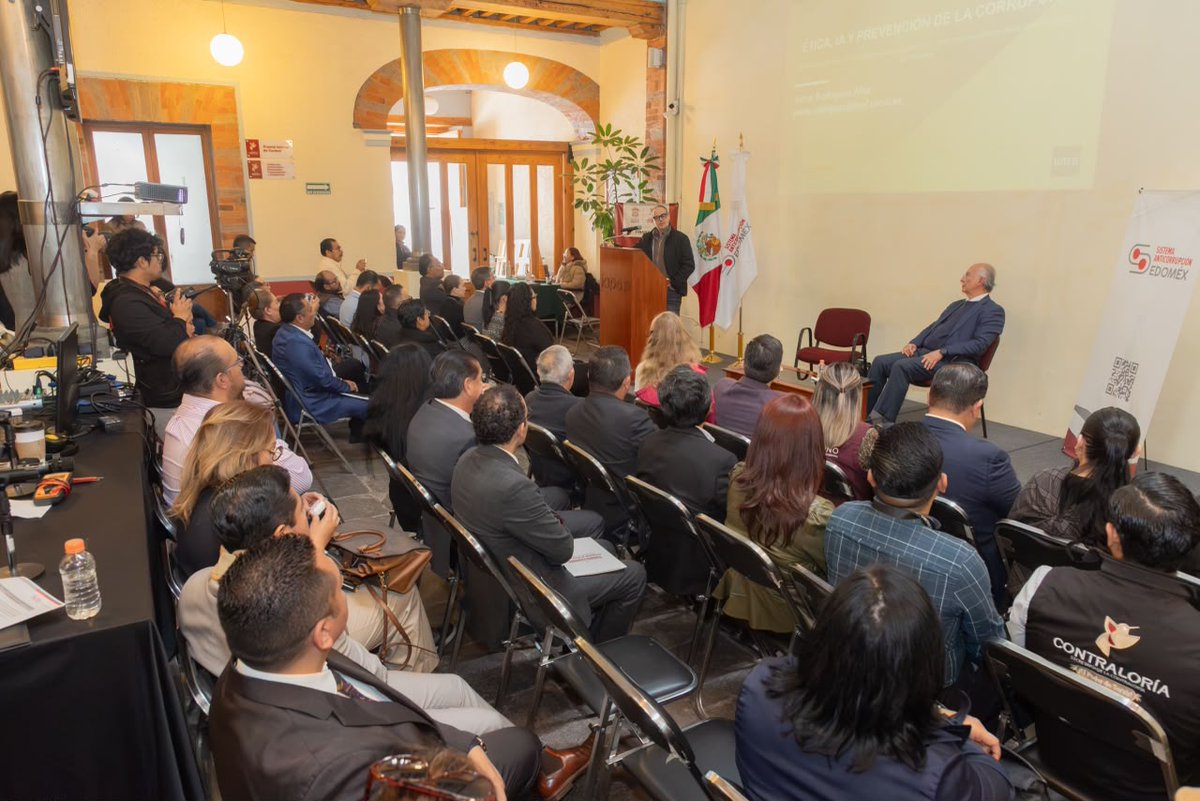 PJEdomex's tweet photo. En representación del Magistrado Héctor Macedo García, Presidente del Tribunal Superior de Justicia, la Magistrada Nancy Flores Mendoza, integrante del Tribunal de Disciplina Judicial y representante del Poder Judicial en el Comité Coordinador de la Secretaría Ejecutiva del Sistema Anticorrupción del Estado de México y Municipios SESAEMM asistió al Ciclo de Conferencias Voces Anticorrupción, un espacio de reflexión y análisis filosófico sobre los retos en torno a esta problemática.  

La jornada encabezada por Roberto Arturo Rodríguez Reyes, Encargado de la Dirección General del Instituto de Políticas Públicas del Estado de México IAPEM y Víctor Romero Maldonado, Secretario Técnico del Sistema Anticorrupción estatal, reunió a especialistas, personas servidoras públicos y académicos para compartir experiencias, difundir buenas prácticas y fortalecer la cultura de la transparencia, la rendición de cuentas y la integridad en el servicio público.

Durante los trabajos, Jaime Rodríguez Alva, Profesor e Investigador de la Universidad Uned impartió la conferencia “Ética, IA y Prevención de la Corrupción” y Ricardo Uvalle Berrones, Profesor Investigador de la Facultad de Ciencias Políticas y Sociales de la Universidad Nacional Autónoma de México, dictó la ponencia “Los costos económicos, políticos, administrativos y sociales de la corrupción”.