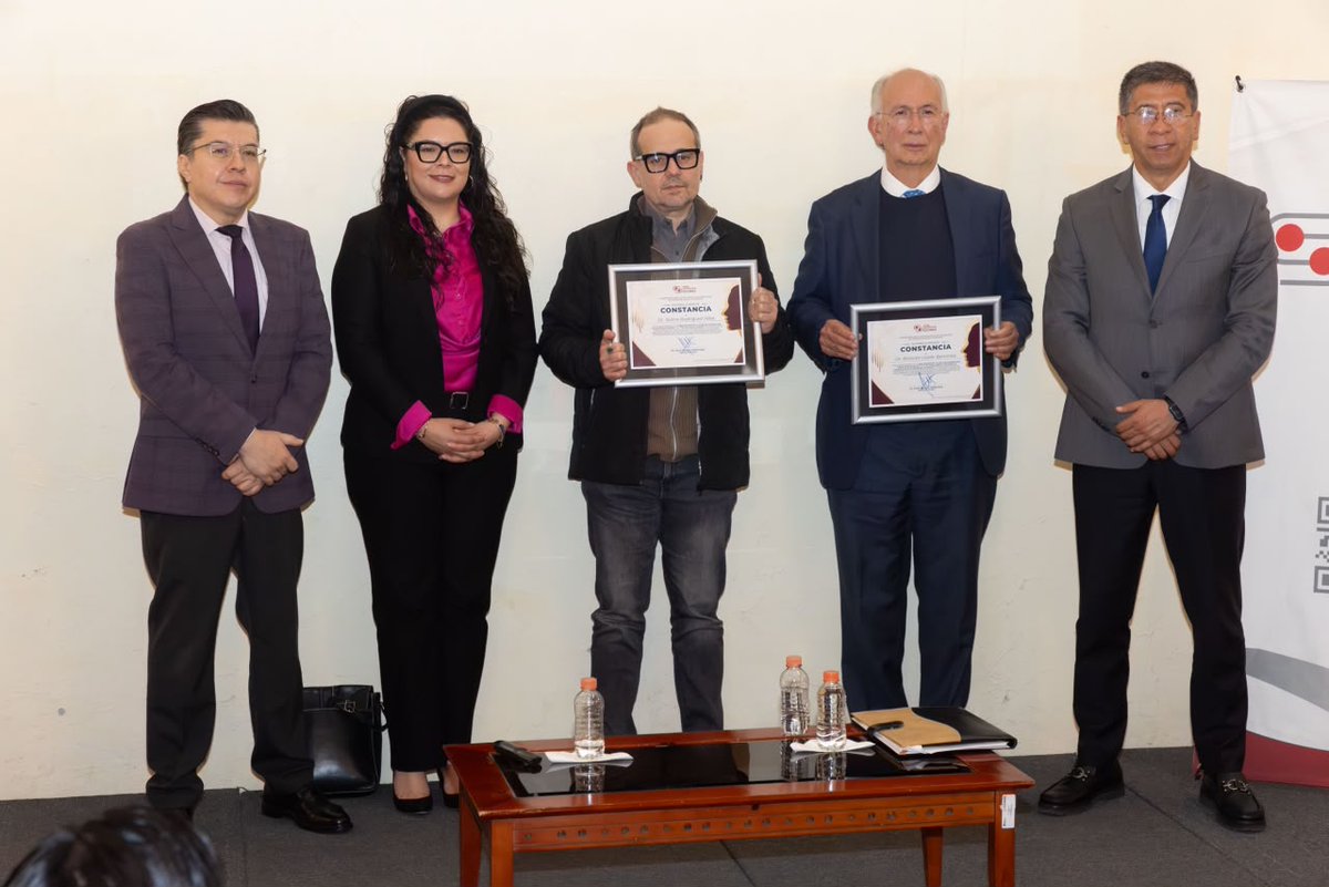 PJEdomex's tweet photo. En representación del Magistrado Héctor Macedo García, Presidente del Tribunal Superior de Justicia, la Magistrada Nancy Flores Mendoza, integrante del Tribunal de Disciplina Judicial y representante del Poder Judicial en el Comité Coordinador de la Secretaría Ejecutiva del Sistema Anticorrupción del Estado de México y Municipios SESAEMM asistió al Ciclo de Conferencias Voces Anticorrupción, un espacio de reflexión y análisis filosófico sobre los retos en torno a esta problemática.  

La jornada encabezada por Roberto Arturo Rodríguez Reyes, Encargado de la Dirección General del Instituto de Políticas Públicas del Estado de México IAPEM y Víctor Romero Maldonado, Secretario Técnico del Sistema Anticorrupción estatal, reunió a especialistas, personas servidoras públicos y académicos para compartir experiencias, difundir buenas prácticas y fortalecer la cultura de la transparencia, la rendición de cuentas y la integridad en el servicio público.

Durante los trabajos, Jaime Rodríguez Alva, Profesor e Investigador de la Universidad Uned impartió la conferencia “Ética, IA y Prevención de la Corrupción” y Ricardo Uvalle Berrones, Profesor Investigador de la Facultad de Ciencias Políticas y Sociales de la Universidad Nacional Autónoma de México, dictó la ponencia “Los costos económicos, políticos, administrativos y sociales de la corrupción”.