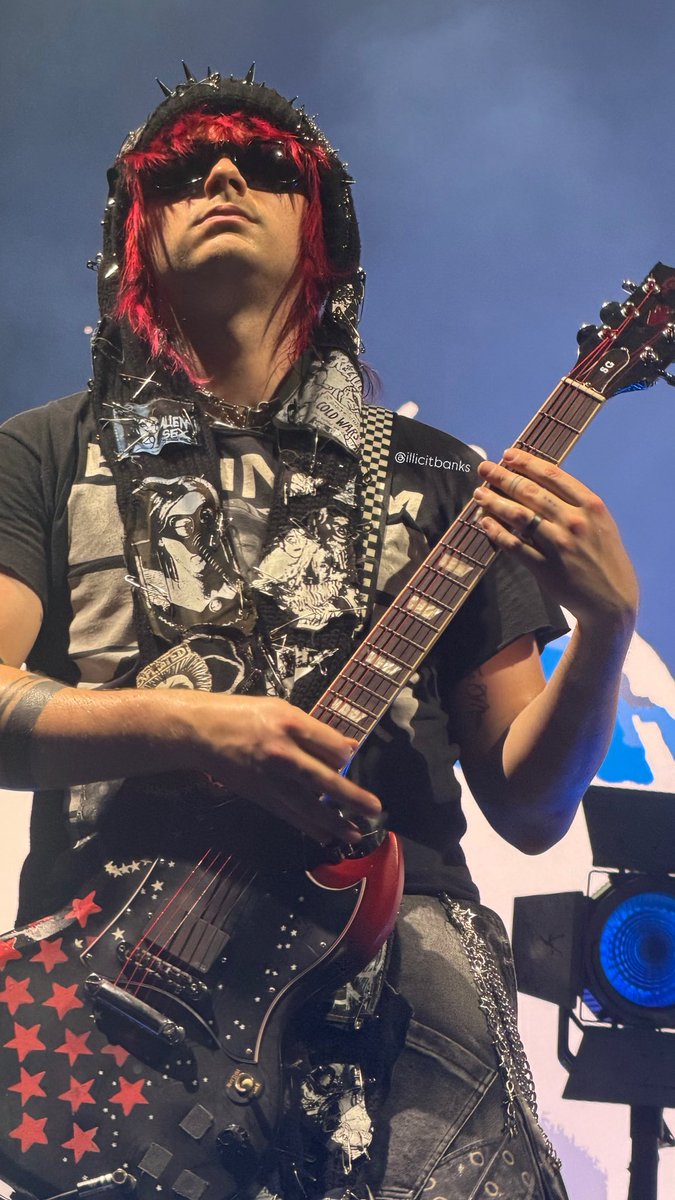 illicitbanks's tweet photo. Michael the rockstar Clifford 🎸#EASRichmond #EASTour https://t.co/8s5EZboG4k