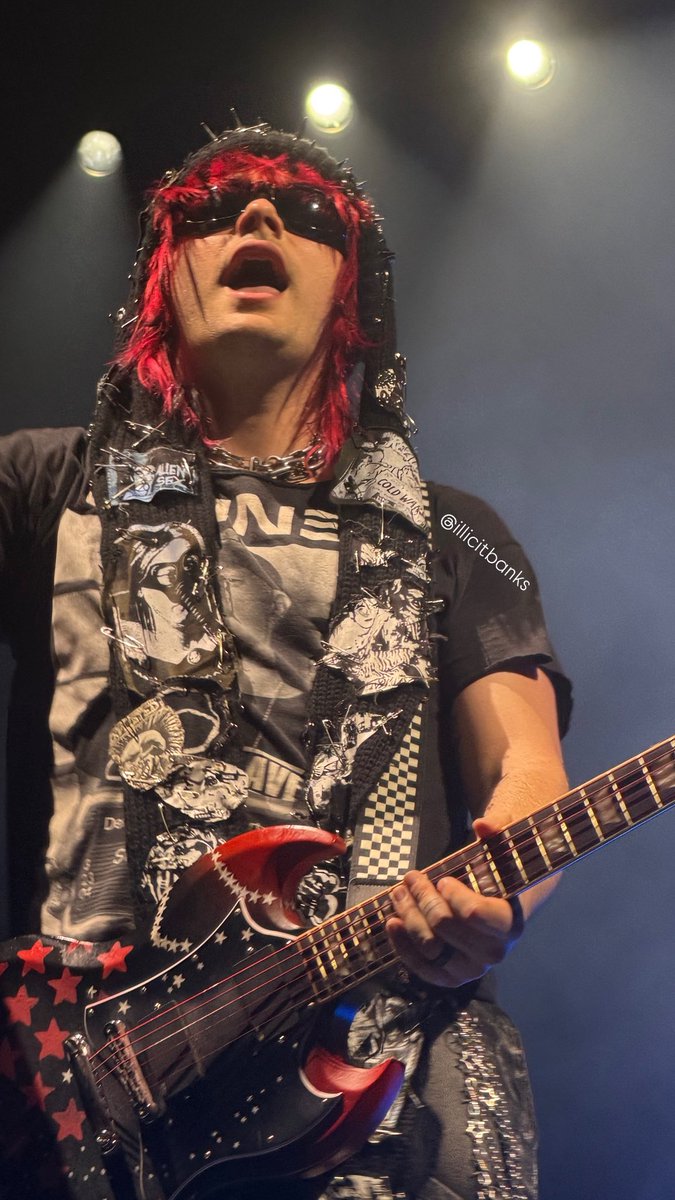 illicitbanks's tweet photo. Michael the rockstar Clifford 🎸#EASRichmond #EASTour https://t.co/8s5EZboG4k