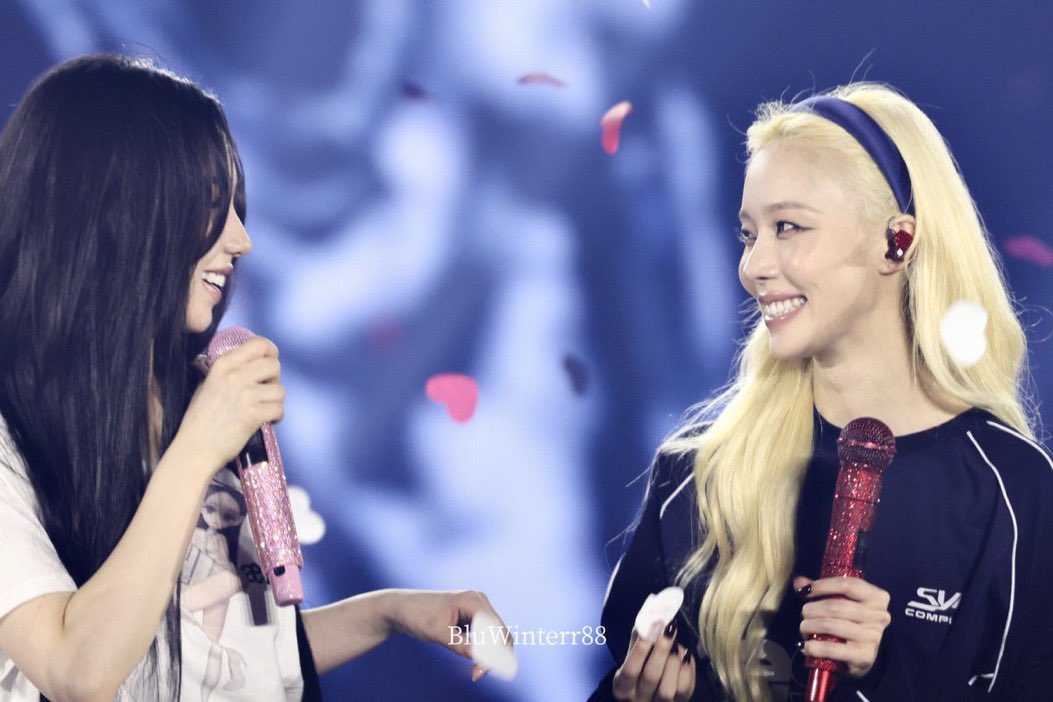 jiminxminjeong's tweet photo. with confetti hearts falling around them too 🙂‍↔️ https://t.co/mDpWKrtg91
