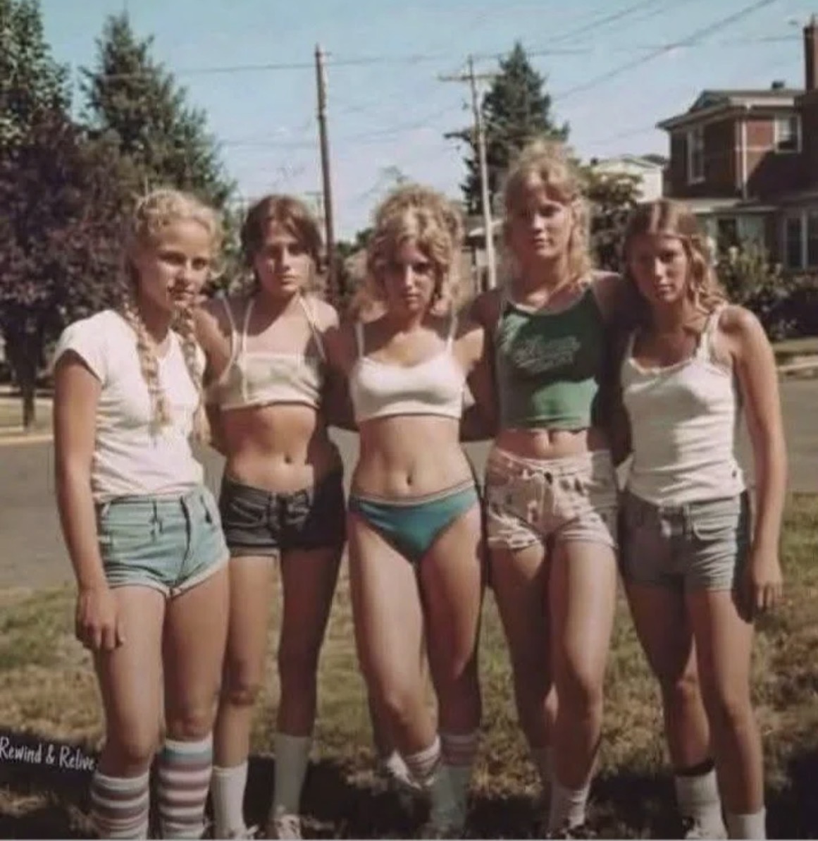 Oceanbreeze473's tweet photo. Ok guys it’s 1978 and you’re confronted by this girl gang - what do you do? https://t.co/0lrxDPmZUq