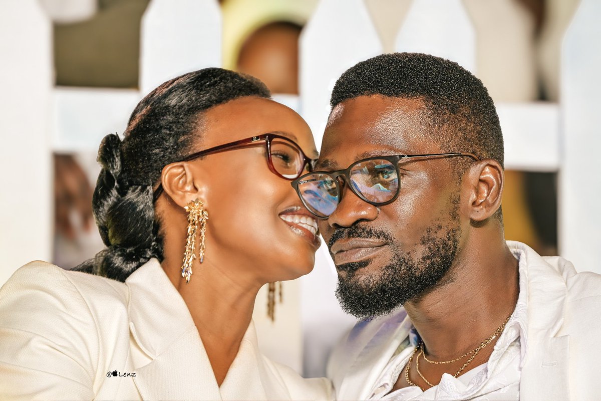 apple_lenz's tweet photo. ᴹᴿ ᴾᴿᴱˢᴵᴰᴱᴺᵀ: @HEBobiwine.
1𝓼𝓽 𝓛𝓪𝓭𝔂 @BarbieItungoK•
———🇺🇬✊🏿☂️

#6YearsOfNUP
#FreeUgandaNow
#StopAbductionsUg
#45YearsOfDictatorship 
#UgandaJudiciaryExhibition
#BobiWineThePeoplesPresident 
#FreeAllPoliticalPrisonersinUganda https://t.co/e7nmQmcE9m