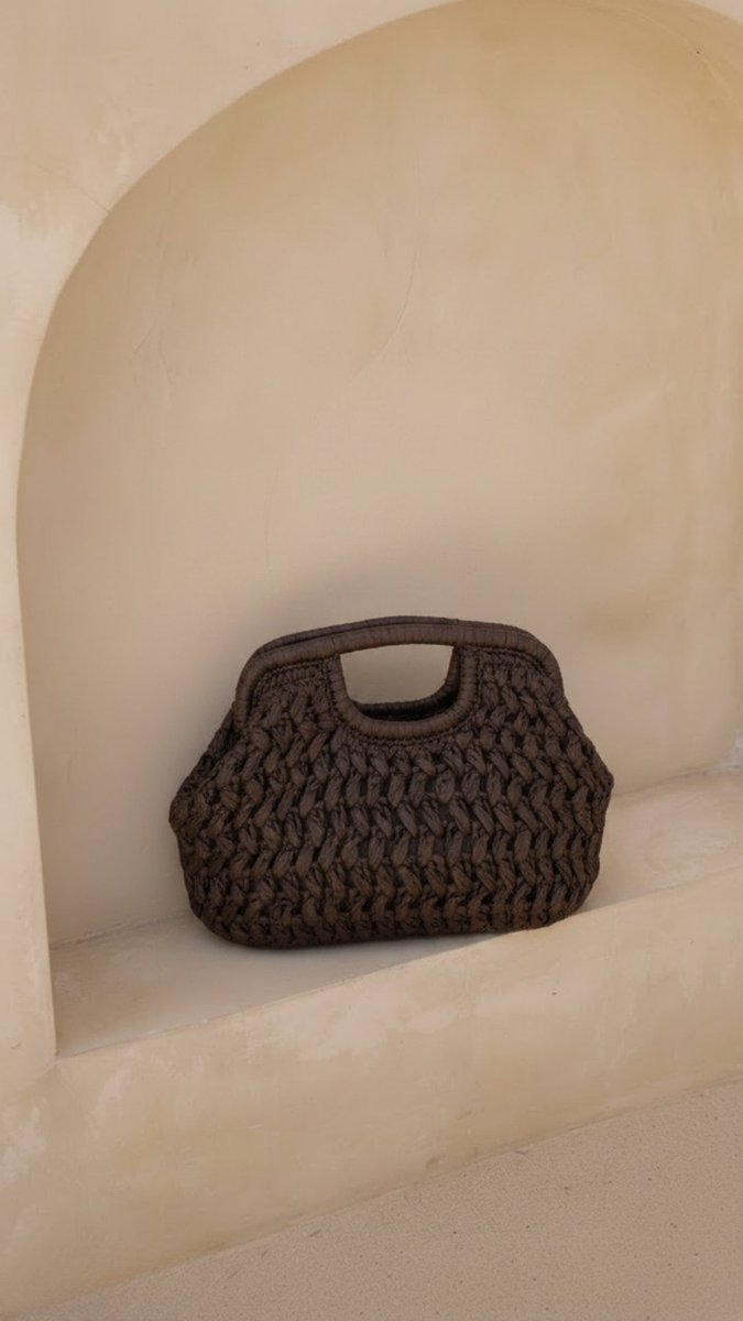 amazon's tweet photo. Shop straw tote bags at Amazon 👜