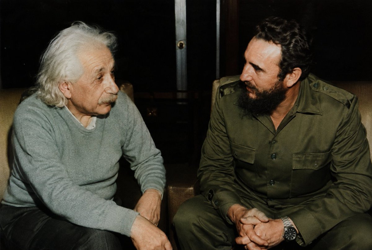 CubaOrtografia's tweet photo. Fidel Castro y Albert Einstein

Cuentan que el esperpento de Fidel Castro conoció a Einstein y, queriendo impresionarlo, le dijo:

—Profesor, yo siempre entendí perfectamente su teoría de la relatividad.

Einstein arqueó una ceja.

—¿De verdad? Explíquemela.

Fidel se acomodó la barba maloliente y llena de polvo.

—Muy sencillo. En Cuba todo es relativo. Si producimos diez millones de toneladas de azúcar y no llegamos, la meta sigue siendo un éxito. Si falta comida, no hay escasez; hay dificultades coyunturales. Si la gente quiere irse del país, no está huyendo; está siendo confundida por el enemigo. Y si yo llevo cincuenta años gobernando, no soy un dictador; soy un dirigente histórico.

Einstein lo miró durante unos segundos.

—Coma-andante, eso no es la teoría de la relatividad.

—¿Ah, no?

—No. Eso se llama cambiarle el nombre a las cosas para no admitir que salieron mal, pero muy mal.

Fidel frunció el ceño y apretó la gorra.

—Profesor, usted está simplificando un proceso histórico muy complejo.

Einstein sonrió.

—Entonces hagamos una prueba sencilla. Dos más dos, ¿cuánto es?

—Depende.

—¿Depende de qué?

—De las necesidades de la revolución.

Einstein guardó silencio, cerró su libreta y dijo:

—Ahora sí entiendo cómo lograron convertir una isla fértil en un problema matemático sin solución, décadas despejando la incógnita y nadie se atrevió a eliminar la constante.