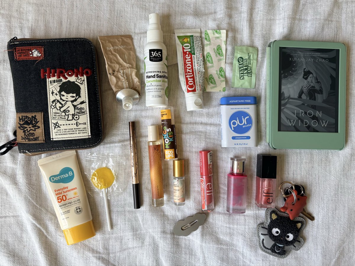 icedpuppy's tweet photo. what’s in my bag (+ the bag in question) ⋆˚꩜｡ https://t.co/2gAAA9Tkfk