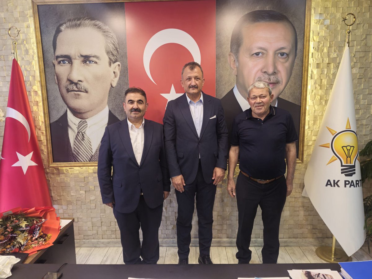coskunali_01's tweet photo. Teşkilatımızın gücü, vefasında ve birlik ruhundadır.

Önceki Dönem Karaisalı İlçe Başkanımız Mustafa Ekici ve Büyükşehir Belediye Meclis Üyemiz Ahmet Akpınar’ı İlçe Başkanlığımızda misafir ettik.

Tecrübeleri, samimiyetleri ve kıymetli sohbetleriyle bizlere güç veren değerli yol arkadaşlarımıza nazik ziyaretleri için teşekkür ediyorum.

Dün olduğu gibi bugün de omuz omuza; aynı davanın, aynı sevdanın neferleriyiz.

#GüçlüTeşkilatGüçlüSeyhan