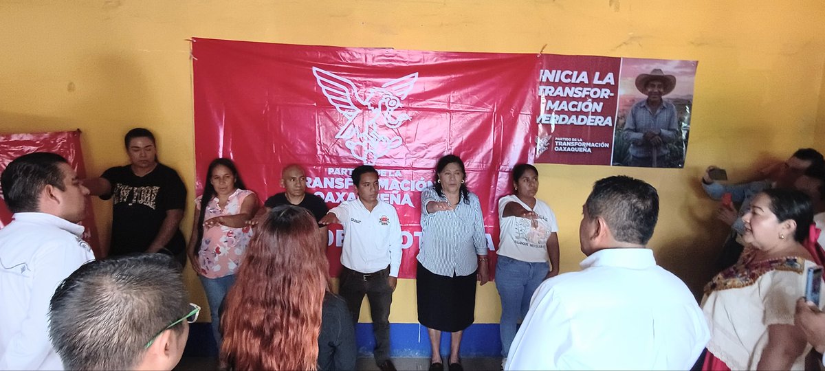 PETEOOAX's tweet photo. 🔴⚪ ¡La Ola Grana Cochinilla sigue avanzando en Oaxaca! ❤️🤍

Con gran entusiasmo llevamos a cabo la Toma de Protesta del Comité Municipal del Partido de la Transformación Oaxaqueña en Ocotlán de Morelos, encabezada por nuestra Presidenta Salomé Martínez, acompañada por integrantes del Comité Directivo Estatal.

Durante este importante encuentro, también realizamos la entrega del nombramiento a nuestro Coordinador Territorial, Arq. Eduardo Ramírez Avendaño, quien tendrá la responsabilidad de seguir fortaleciendo el trabajo territorial y la organización de nuestro partido.

Asimismo, tomaron protesta quienes integran el nuevo Comité Municipal de Ocotlán de Morelos:

🔴 Presidente: Javier Yair Arellanes
⚪ Secretaria General: Paulina Ríos
🔴 Secretaria de Organización: Lizbeth González
⚪ Secretaría de la Mujer: Iris Azalea Méndez
🔴 Secretaría de las Juventudes: Carlos Hernández
⚪ Secretaría de Vinculación: Maricela Hernández
🔴 Secretaría de Comunidades Indígenas y Afromexicanas: Yolanda Avendaño 

Hoy damos un paso más para fortalecer nuestra presencia en Ocotlán de Morelos, sumando mujeres, hombres y jóvenes comprometidos con un proyecto que escucha, organiza y trabaja de la mano con la ciudadanía.

El futuro de Ocotlán no se espera: ¡se construye! ✊❤️

#PartidoDeLaTransformaciónOaxaqueña
#SomosLaFuerzaDeLaTransformación
#LaOlaGranaCochinilla
#OcotlánDeMorelos
#DeLaFuerzaALaTransformación

@SalomeMtzS