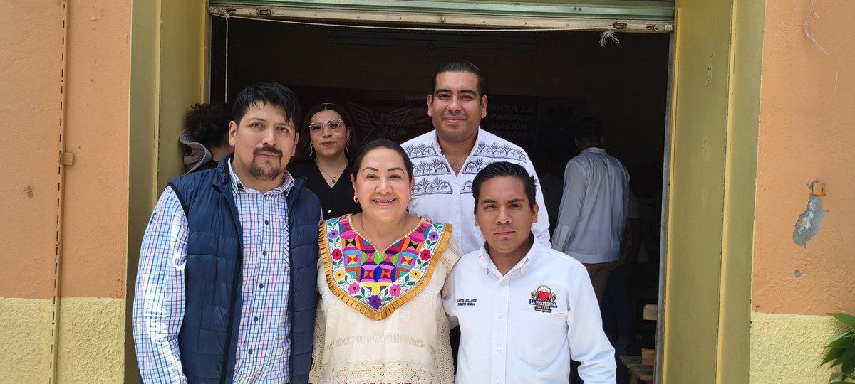 PETEOOAX's tweet photo. 🔴⚪ ¡La Ola Grana Cochinilla sigue avanzando en Oaxaca! ❤️🤍

Con gran entusiasmo llevamos a cabo la Toma de Protesta del Comité Municipal del Partido de la Transformación Oaxaqueña en Ocotlán de Morelos, encabezada por nuestra Presidenta Salomé Martínez, acompañada por integrantes del Comité Directivo Estatal.

Durante este importante encuentro, también realizamos la entrega del nombramiento a nuestro Coordinador Territorial, Arq. Eduardo Ramírez Avendaño, quien tendrá la responsabilidad de seguir fortaleciendo el trabajo territorial y la organización de nuestro partido.

Asimismo, tomaron protesta quienes integran el nuevo Comité Municipal de Ocotlán de Morelos:

🔴 Presidente: Javier Yair Arellanes
⚪ Secretaria General: Paulina Ríos
🔴 Secretaria de Organización: Lizbeth González
⚪ Secretaría de la Mujer: Iris Azalea Méndez
🔴 Secretaría de las Juventudes: Carlos Hernández
⚪ Secretaría de Vinculación: Maricela Hernández
🔴 Secretaría de Comunidades Indígenas y Afromexicanas: Yolanda Avendaño 

Hoy damos un paso más para fortalecer nuestra presencia en Ocotlán de Morelos, sumando mujeres, hombres y jóvenes comprometidos con un proyecto que escucha, organiza y trabaja de la mano con la ciudadanía.

El futuro de Ocotlán no se espera: ¡se construye! ✊❤️

#PartidoDeLaTransformaciónOaxaqueña
#SomosLaFuerzaDeLaTransformación
#LaOlaGranaCochinilla
#OcotlánDeMorelos
#DeLaFuerzaALaTransformación

@SalomeMtzS