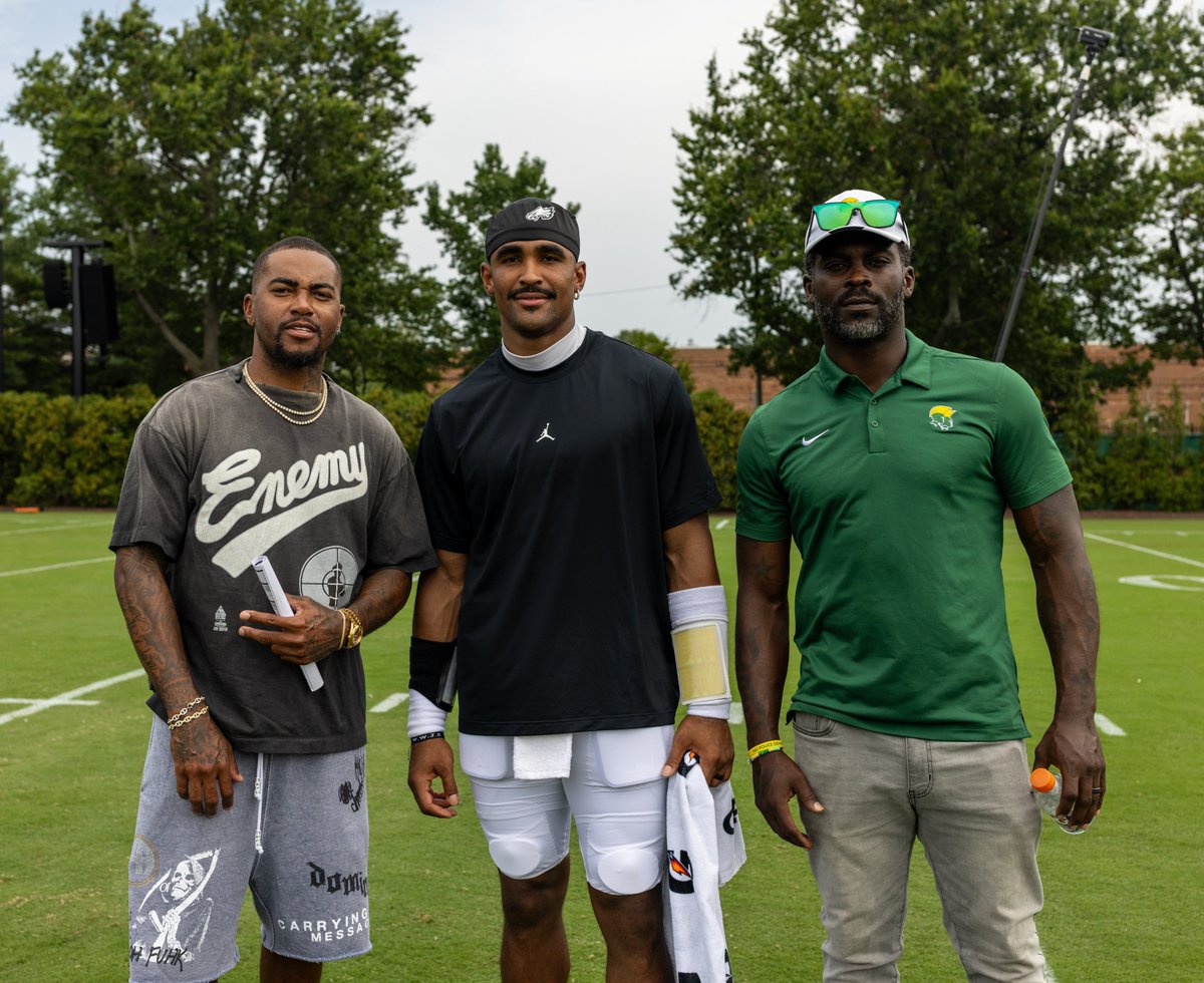 Eagles's tweet photo. Had some familiar faces at practice today https://t.co/7qJzyHyULk