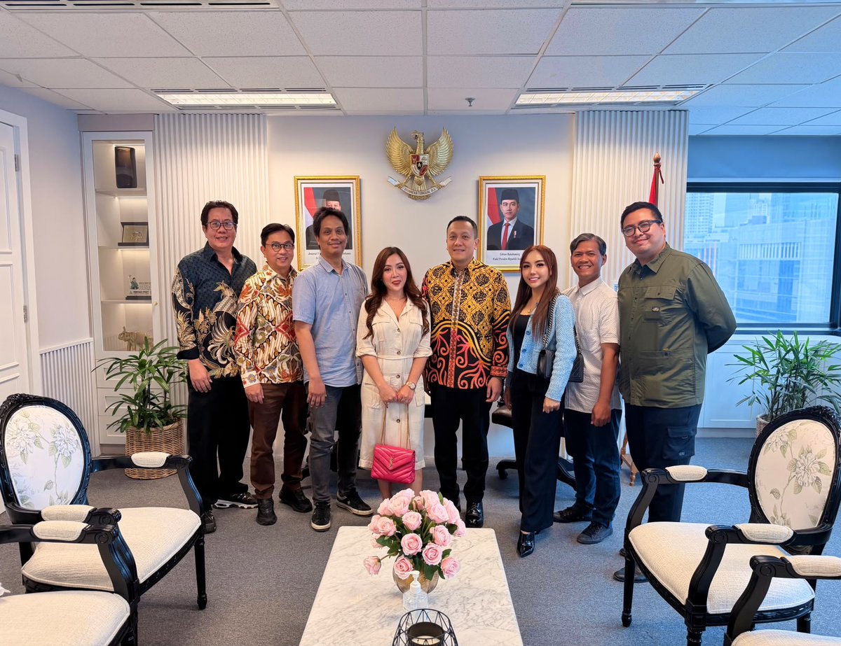 Ahi_Yuen's tweet photo. Audiensi DPP DAG kepada Wamen LH masbos @dHendropriyono terkait keterlibatan DAG dalam sosialisasi pemilahan sampah ke warga

Terima kasih masbos untuk waktunya🙏🤙🔥

#DAG #masbos #diazhendropriyono #wamenlingkunganhidup https://t.co/NkKeeO8YOA