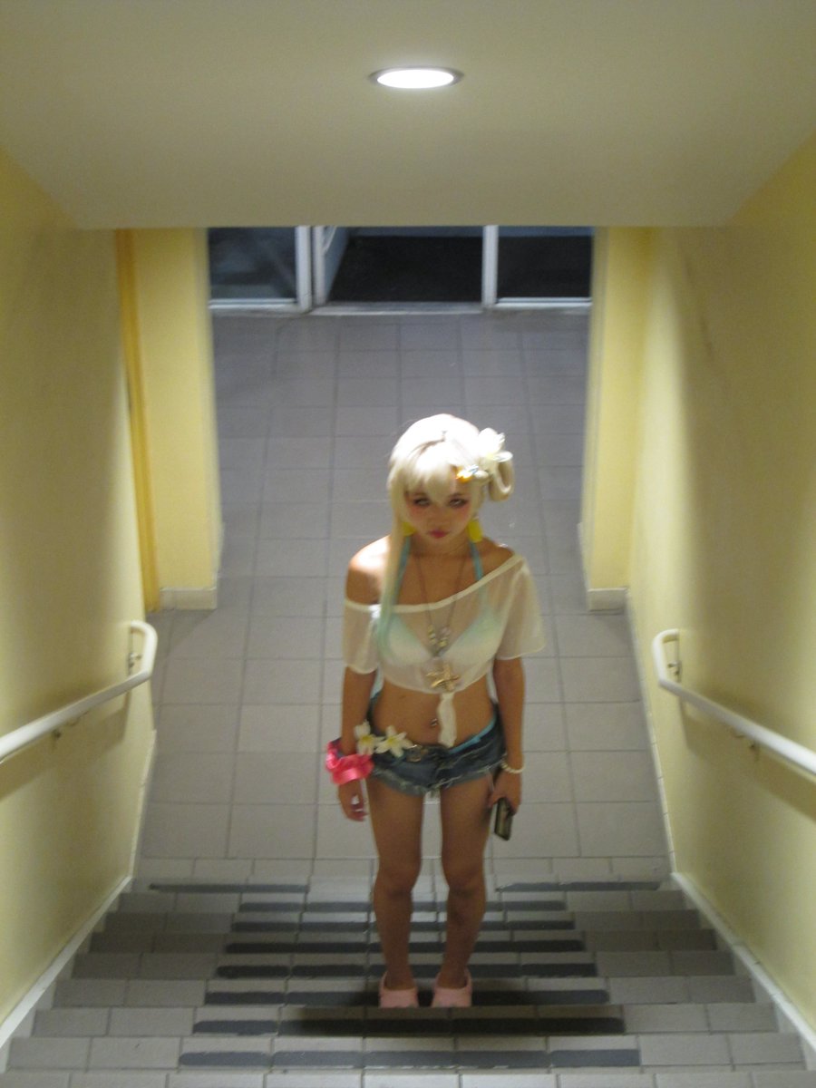 exusvn's tweet photo. hey can you open the door https://t.co/VARB7xmRxd