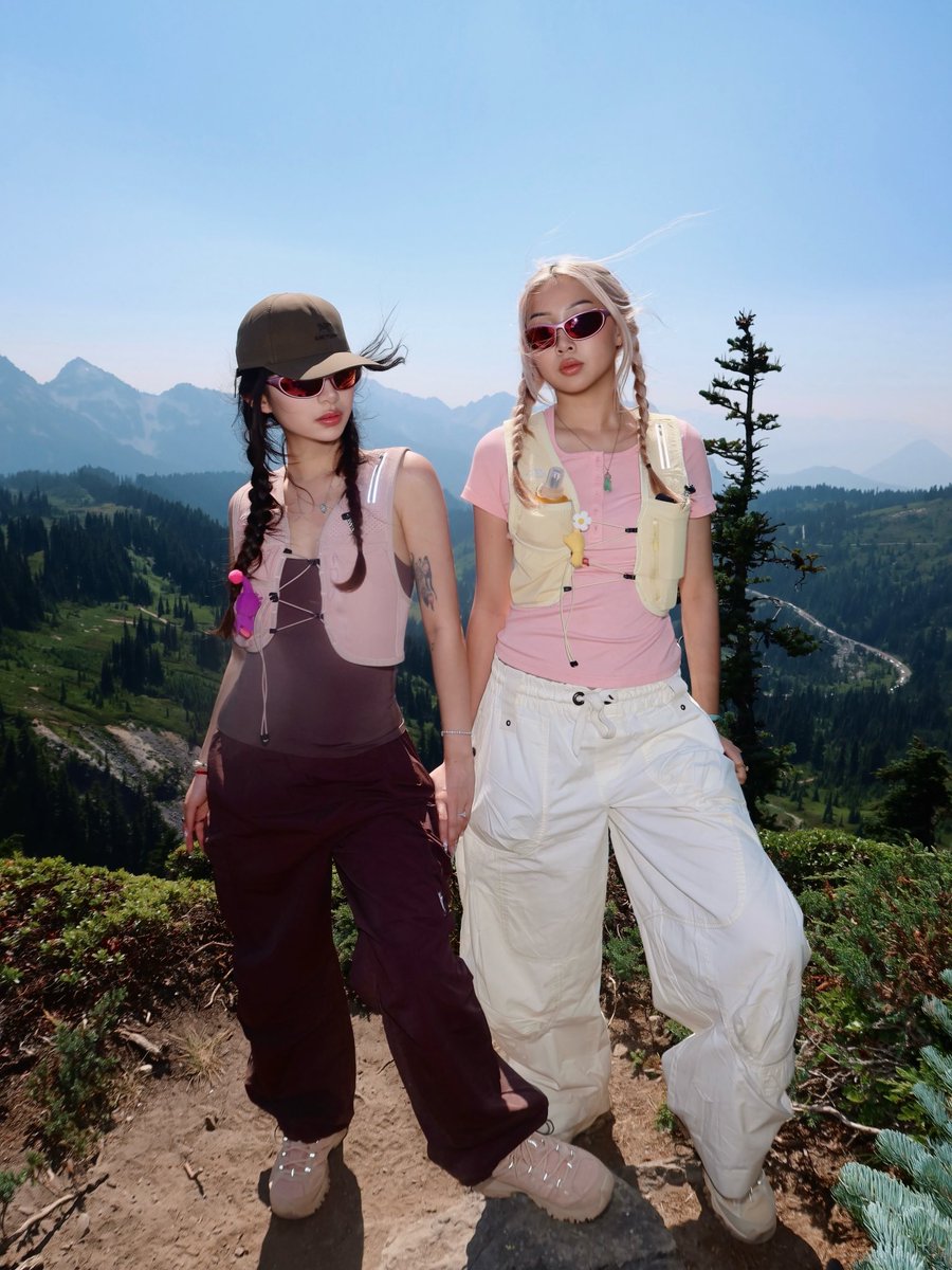 jenuineplays's tweet photo. we’re peaking @tsukiraplays #mtrainier #hiking #pnw https://t.co/orypfOyVVU