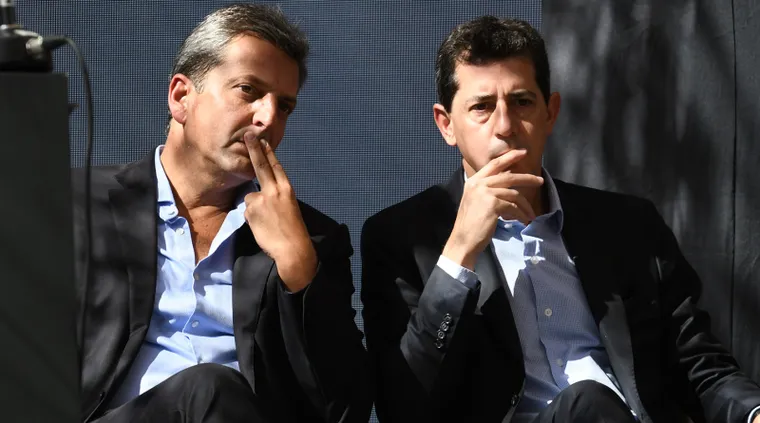 mdzol's tweet photo. WADO DE PEDRO, SERGIO MASSA O AXEL KICILLOF: LA DISPUTA DEL PJ POR EL ÚLTIMO TRASPIÉ DE FEDERICO STURZENEGGER

🏛️ Tras la derrota legislativa del oficialismo en el Senado —donde solo se aprobó un tercio del proyecto impulsado por Federico Sturzenegger—, el peronismo expuso fuertes internas al momento de adjudicarse el triunfo político que frenó los cambios en las leyes de Tierras y Manejo del Fuego.
Por @anriccobene 

https://t.co/I1QnwBRsAS