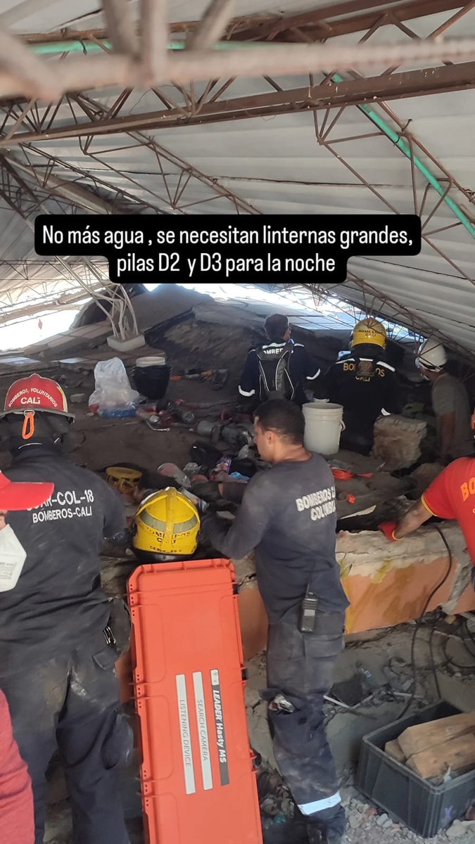 Karlaarcila's tweet photo. Desde el edificio colapsado en Cali piden por favor no llevar mas agua. Se necesitan linternas, pilas D2 y D3. 
CRA 72 # 10 BIS - 21 EDIF. “TORRES DEL LIMONAR” 
Barrio Ciudad Capri https://t.co/d5E4515P3h