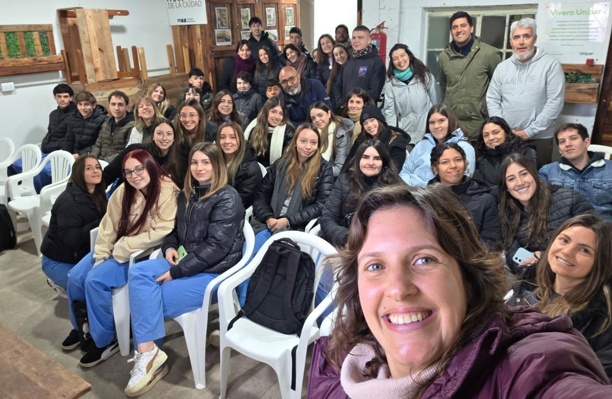 Val_Fabian's tweet photo. Hoy recibimos en la Sede de #HuertasDeLaCiudad🍅🥦🌼 a más de 50 alumnos y profes de #UCALP, de la carrera Licenciatura en Nutrición.👩‍🌾🥬

Compartimos los aspectos más importantes de nuestro programa, hablamos sobre generalidades de las huertas🌱 y, sobre todo, intercambiamos conocimientos y experiencias que nos permiten seguir aprendiendo y creciendo juntos.

Junto a #UCALP vamos a intensificar el vínculo que nos une, a través del trabajo conjunto en las huertas que forman parte del programa.🤝🌱
Porque cuando articulamos, sumamos saberes, generamos nuevas oportunidades y fortalecemos espacios que tienen un impacto concreto en nuestra comunidad.

La huerta es producción, alimentación saludable, educación, aprendizaje y también un lugar de encuentro. 🌿🥕

Seguimos trabajando para que cada vez sean más las instituciones y vecinos que se sumen a este caminpo, construyendo juntos una ciudad más sustentable y con más oportunidades. 💚🌱

@municipiobahia