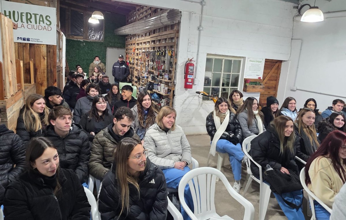 Val_Fabian's tweet photo. Hoy recibimos en la Sede de #HuertasDeLaCiudad🍅🥦🌼 a más de 50 alumnos y profes de #UCALP, de la carrera Licenciatura en Nutrición.👩‍🌾🥬

Compartimos los aspectos más importantes de nuestro programa, hablamos sobre generalidades de las huertas🌱 y, sobre todo, intercambiamos conocimientos y experiencias que nos permiten seguir aprendiendo y creciendo juntos.

Junto a #UCALP vamos a intensificar el vínculo que nos une, a través del trabajo conjunto en las huertas que forman parte del programa.🤝🌱
Porque cuando articulamos, sumamos saberes, generamos nuevas oportunidades y fortalecemos espacios que tienen un impacto concreto en nuestra comunidad.

La huerta es producción, alimentación saludable, educación, aprendizaje y también un lugar de encuentro. 🌿🥕

Seguimos trabajando para que cada vez sean más las instituciones y vecinos que se sumen a este caminpo, construyendo juntos una ciudad más sustentable y con más oportunidades. 💚🌱

@municipiobahia