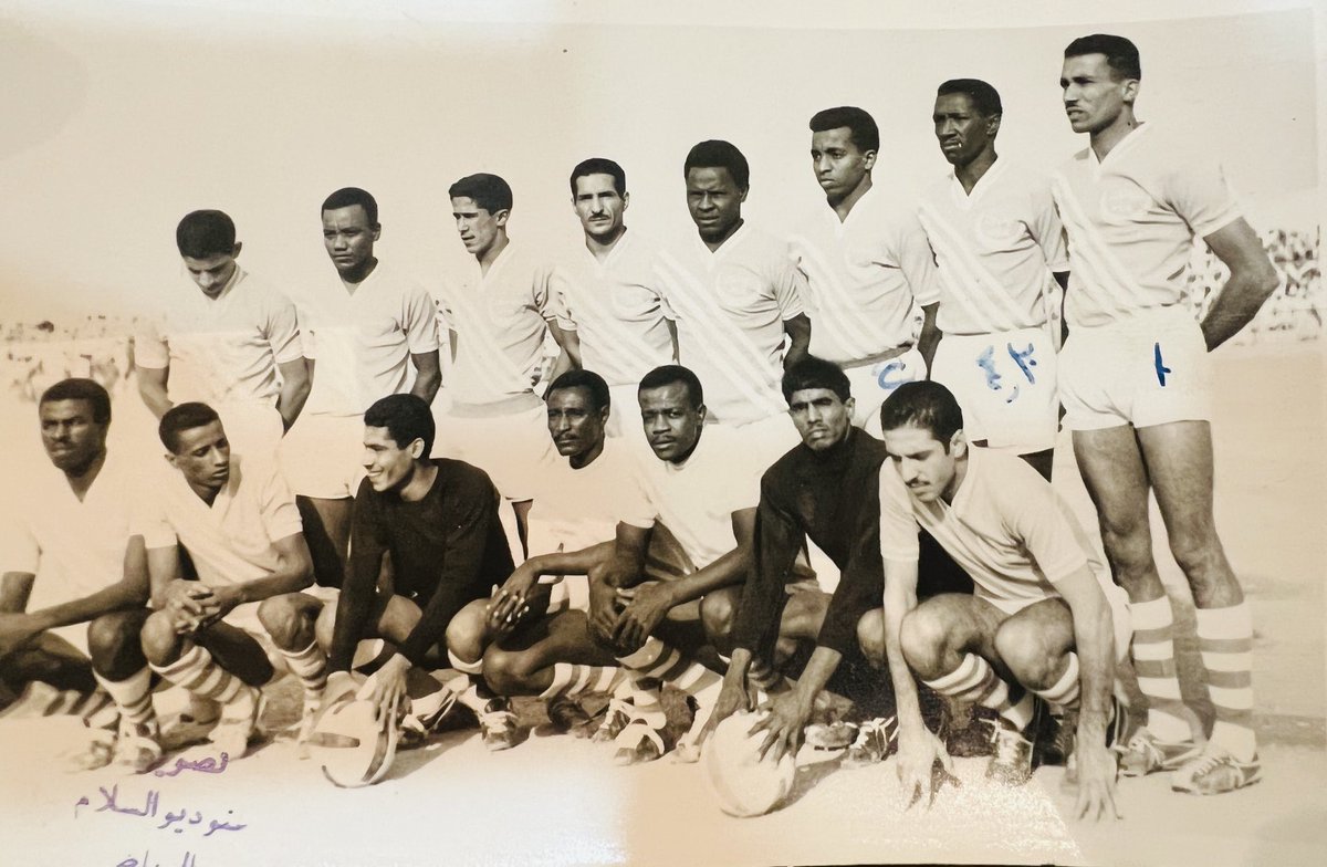 m_kharashi's tweet photo. صورة جماعية لعدد من نجوم الهلال نهاية الثمانينيات رحم الله الجميع الاحياء منهم و الاموات افيدونا ايه المخضرمين عن الجالس بين ضاري وسالم اسماعيل اما البقية تشرفت بمزا ملتهم في اخر مشوارهم الرياضي https://t.co/I5wKFGU26Y