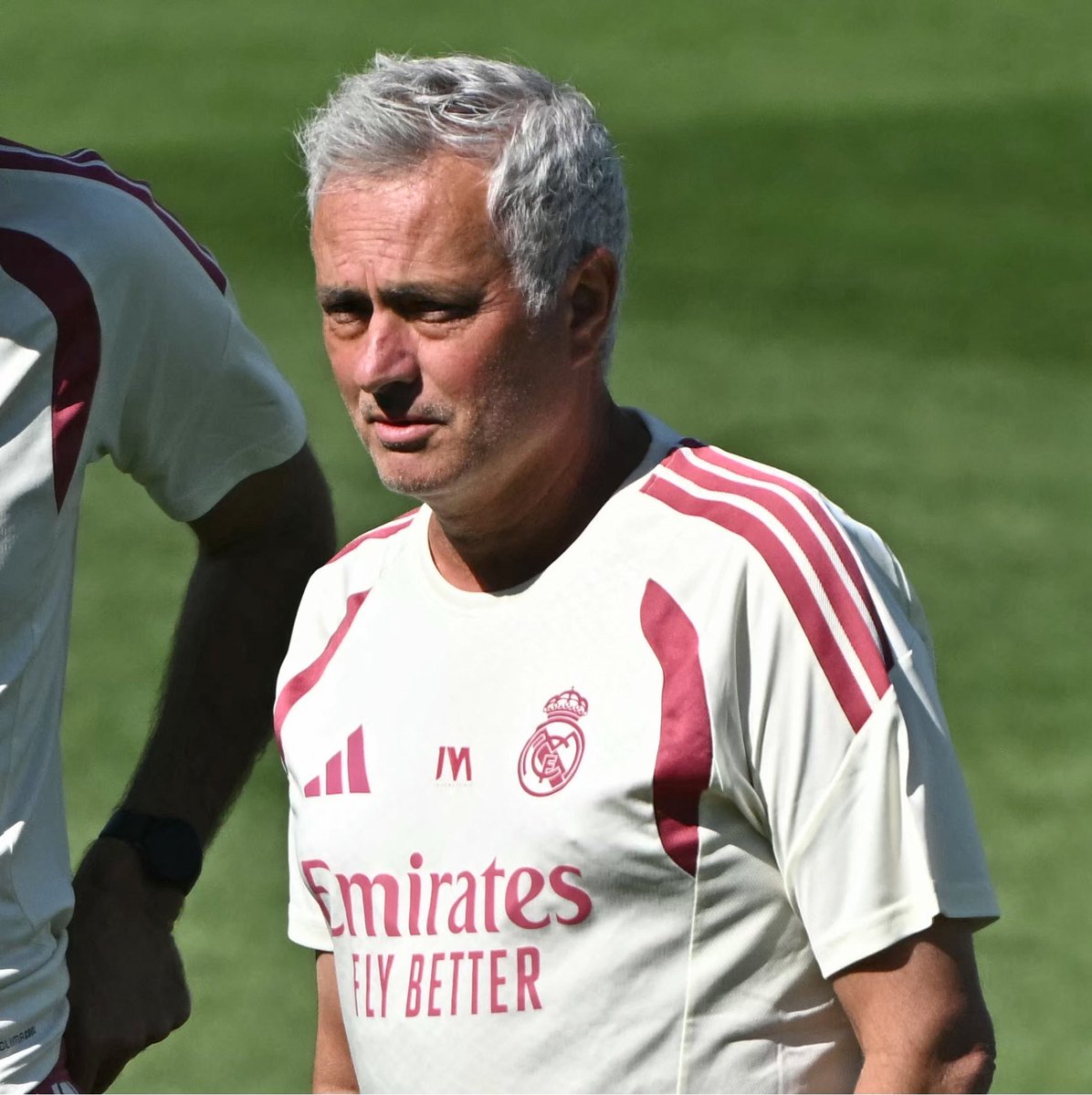 FabrizioRomano's tweet photo. ⚪️🇧🇷 Real Madrid decision for Endrick to stay has been shared by management and José Mourinho together.

Mourinho believes in Endrick, Real Madrid want him to stay at least until January.

The Brazilian striker also gets shirt number 9.

🎥➕ https://t.co/b54skcWIP9 https://t.co/KygysVaAZ1