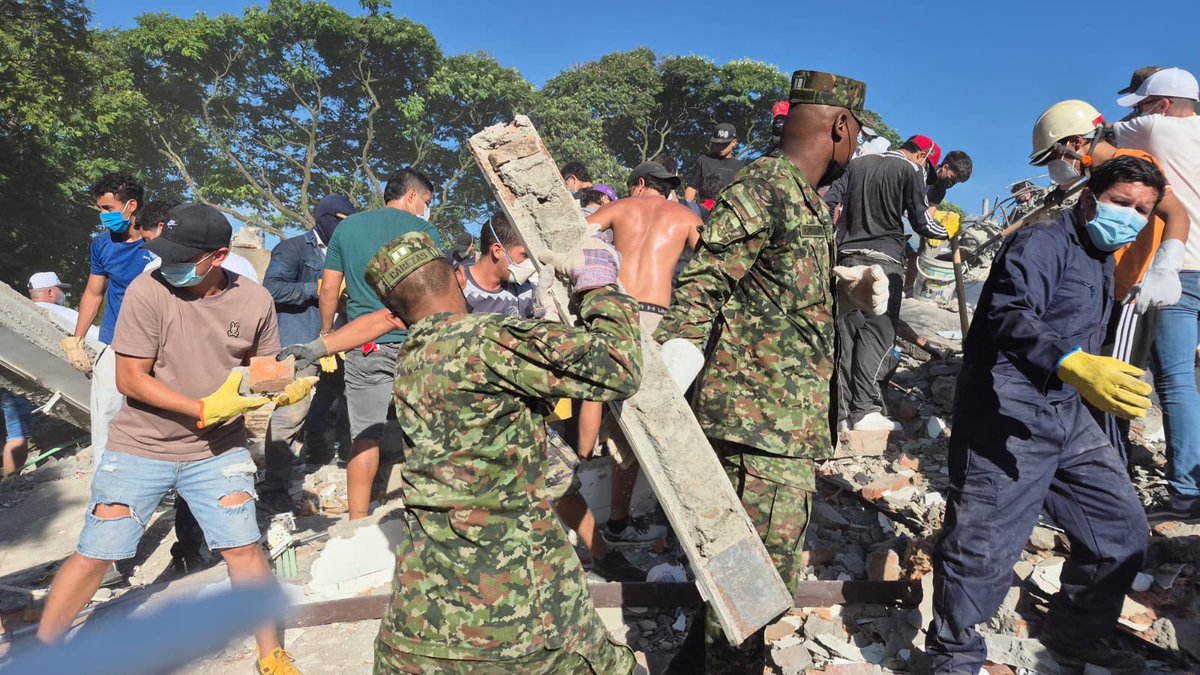 Ejercito_CAAID's tweet photo. #AEstaHora l Soldados de la Brigada de Apoyo de Acción Integral y Desarrollo N.° 2 apoyan las labores de rescate y atención a la comunidad en el sector Capri, al sur de Cali, tras el sismo registrado.

Los uniformados trabajan junto a los organismos de emergencia.
#SiempreATuLado https://t.co/LkncKKvUwu