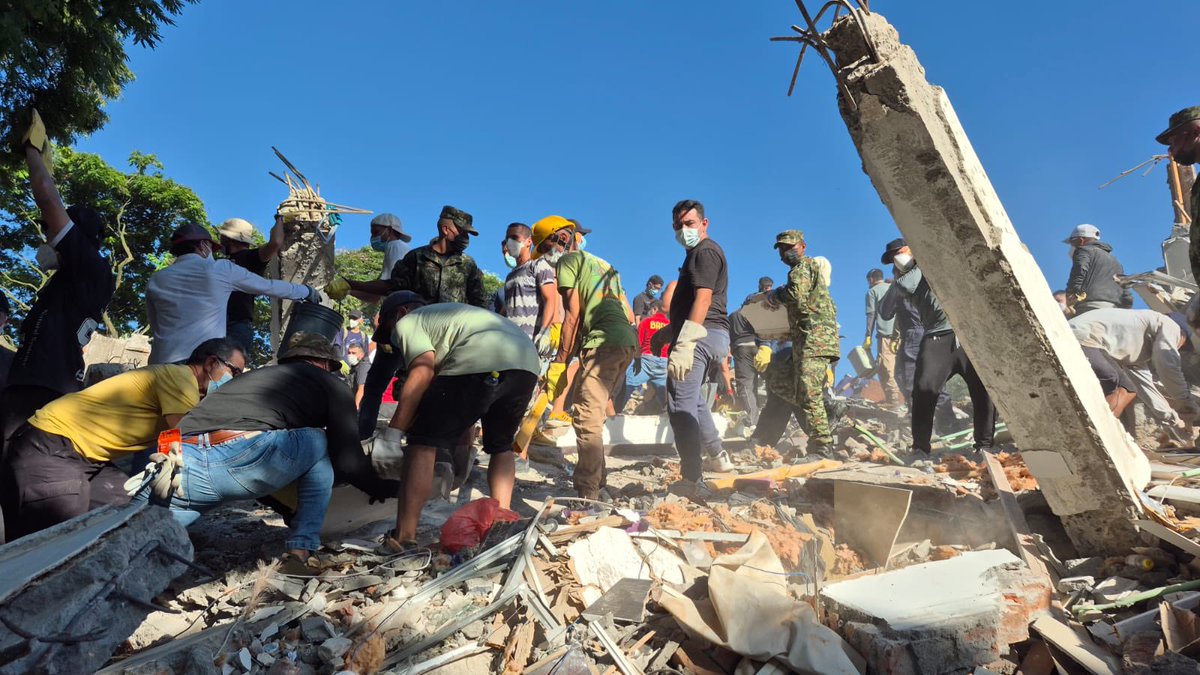 Ejercito_CAAID's tweet photo. #AEstaHora l Soldados de la Brigada de Apoyo de Acción Integral y Desarrollo N.° 2 apoyan las labores de rescate y atención a la comunidad en el sector Capri, al sur de Cali, tras el sismo registrado.

Los uniformados trabajan junto a los organismos de emergencia.
#SiempreATuLado https://t.co/LkncKKvUwu