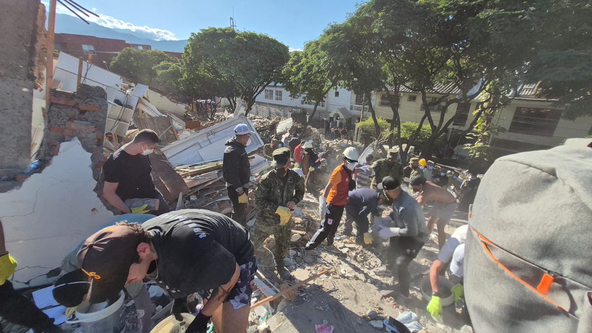 Ejercito_CAAID's tweet photo. #AEstaHora l Soldados de la Brigada de Apoyo de Acción Integral y Desarrollo N.° 2 apoyan las labores de rescate y atención a la comunidad en el sector Capri, al sur de Cali, tras el sismo registrado.

Los uniformados trabajan junto a los organismos de emergencia.
#SiempreATuLado https://t.co/LkncKKvUwu