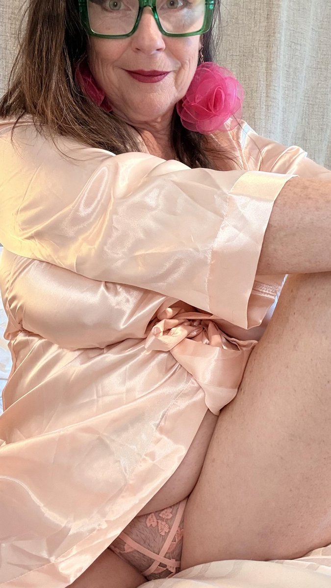 Gamen17m41F's tweet photo. I absolutely love dad bods, but do men love midget bods like me the same way? https://t.co/sKvJ78S2Kc